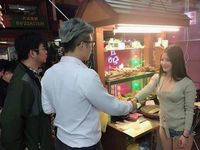 Rekrut Model Seksi Jadi Pelayan Dadakan, Gerai Makanan Ini Diserbu Pembeli