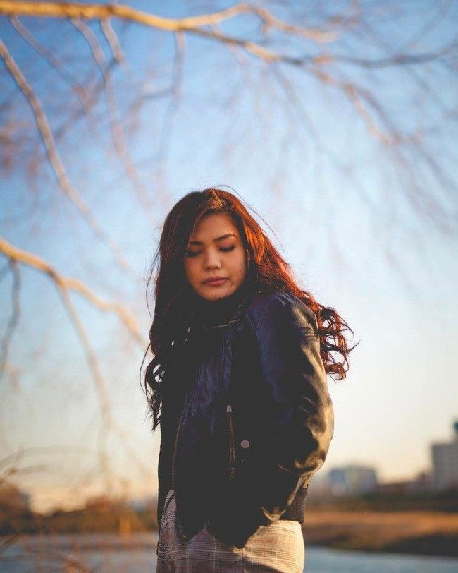 Tampil maskulin dengan jaket kulit hitam, Rinka pun tampak memesona. Foto: Instagram