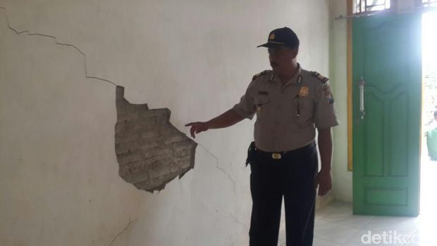 Retakan dinding rumah warga Jember/