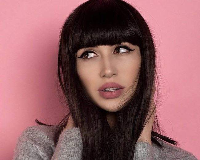 Eli Diaghilev memakai makeup dan wig dan menyamar jadi wanita. Wajahnya yang tampan pun berubah jadi sangat cantik. Foto: East2West