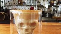 Yang tak boleh Anda lewatkan memesan Monkey Brain Latte yang disajikan dalam gelas berbentuk tengkorak monyet. Foto: Instagram Hello Strangers Cafe