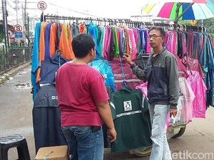Hujan Guyur Jakarta, Penjual Jas Hujan Raup Rp 1 Juta/Hari