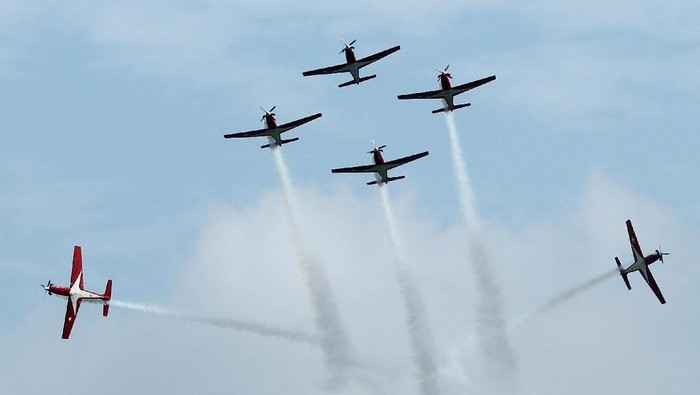 Indonesian Air Force (TNI-AU)s Jupiter Aerobatic Team KT-1B aircrafts perform a manoeuvre during a preview of their aerial display at the Singapore Airshow February 4, 2018. REUTERS/Edgar Su
