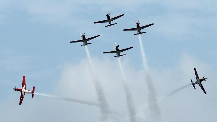 Penampilan Tim Jupiter Aerobatic Team (JAT) di Singapore Airshow Indonesian Air Force (TNI-AU)s Jupiter Aerobatic Team KT-1B aircrafts perform a manoeuvre during a preview of their aerial display at the Singapore Airshow February 4, 2018. REUTERS/Edgar Su