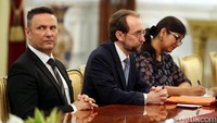Zeid didampingi 2 orang delegasi lainnya.