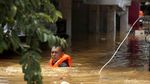 Foto: Evakuasi Nenek Korban Banjir Kampung Melayu