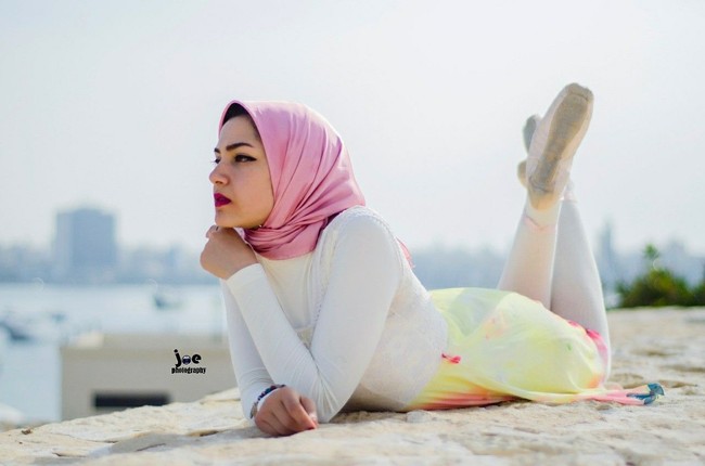 Saat menari balet, Aya Magdy juga mengenakan gaya hijab yang sederhana seperti pashmina atau hijab segiempat yang direkatkan dengan satu peniti saja di bawah dagu. Foto: Facebook