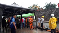 Foto: Saat terjepit di dalam mobil yang tertimpa beton, Mukhmainah selalu diberi minuman oleh personel Basarnas. Kepala Basarnas, Marsekal Madya TNI Muhammad Syaugi, mengatakan Mukhmainah masih bisa diajak berkomunikasi saat terjepit.  Fotografer: Ahmad Bil Wahid/detikcom