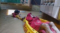 Nenek yang Terjebak Banjir di Kampung Melayu Dievakuasi