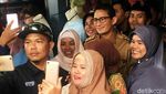 Berseragam Dinas, Sandi Jadi Sasaran Selfie Ibu-ibu di Pasar