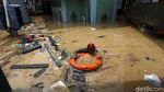 Foto: Evakuasi Nenek Korban Banjir Kampung Melayu
