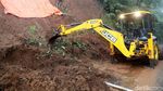 Petugas Berjibaku Membersihkan Material Longsor di Puncak