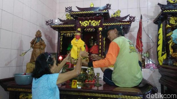 Setelah disucikan, patung-patung Dewa dikembalikan ke tempat semula. 