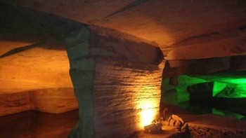 Gua Longyou yang ditemukan di Zhejiang, China, pada 1992 ini terdiri dari 24 gua buatan manusia yang tidak diketahui siapa pembuatnya, meskipun diperkirakan gua ini dibuat pada Dinasti Qin di tahun 212 SM. Foto: thechive