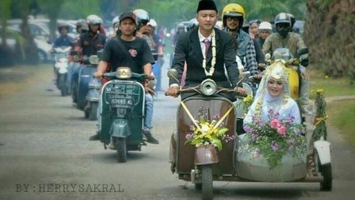 Arak-arakan Pengantin Naik Vespa