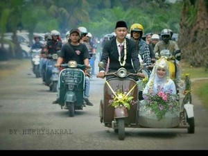 Arak-arakan Pengantin Naik Vespa