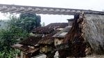 Rel KA Menggelantung Akibat Longsor di Cijeruk