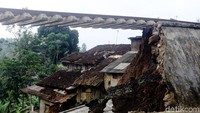 Tumpuan rel KA terpotong dan mengakibatkan rel menggantung.