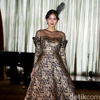 Fashion show busana Imlek dari Sebastian Red yang mengangkat tema The Golden Muse di Hotel Mulia, Jakarta Selatan, Rabu [17/1/2018]. Foto: Mohamamd Abduh/Wolipop. Foto: Mohammad Abduh/Wolipop