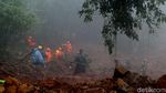 Ratusan Personel Masih Cari Korban Longsor di Riung Gunung