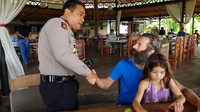 Alum lalu ditemukan bersama sang ayah di Toraja, Sulawesi Selatan pada Selasa (6/2) siang. Dia ditemukan saat berada di sebuah rumah maan (Foto: Dok. Polres Toraja)