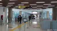 Stasiun yang biasanya ramai dipenuhi pengunjung yang hendak ke Bandara Soekarno-Hatta, kini diisi oleh petugas stasiun yang masih berjaga di lokasi.