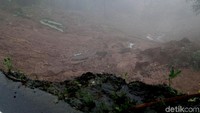 Gerakan tanah yang melanda tiga lokasi di Kabupaten Bogor menurut, Kepala Pusat Vulkanologi Dan Mitigasi Bencana Geologi (PVMBG) Badan Geologi Kementerian ESDM, Kasbani terjadi akibat curah hujan yang tinggi dengan durasi lama dan karena kemiringan lereng tebing yang terjal.