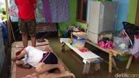 Salah satu warga bernama Ali Rahman mengatakan, genangan sudah terjadi sejak Jumat pekan kemarin. Keadaan semakin parah pada Minggu, seiring hujan yang terus mengguyur langit Cikarang sepanjang hari.