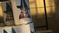 Ingat Ollivander’s tempat para penyihir membeli tongkat sihir? Kira-kira seperti itulah suasana di dalamnya. Tidak jarang, turis singgah ke sini untuk bernostalgia dan merasakan sensasi di dalam dunia sihir (TripAdvisor)