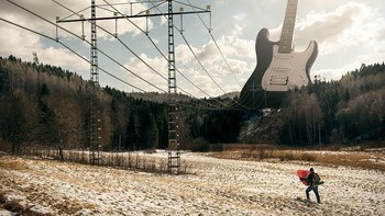 Meski menggabungkan berbagai benda dan menggunakan Photoshop, hasil karyanya terlihat sangat mulus. Foto: istimewa/erikjohansson