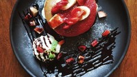 Strawberry pancake yang disajikan dengan es krim dan saus cokelat bisa dipilih untuk camilan. Foto: Instagram Hello Strangers Cafe