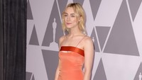Saoirse Ronan tampil sangat cantik dengan dress oranye. Kevin Winter/Getty Images.