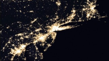 Terangnya Kawasan Metropolitan New York (New York, New Jersey, dan Connecticut) di malam hari (2016). (Foto: Space)