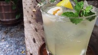 Minuman dingin Lemon Ginger Lychee ini cocok dinikmati saat panas. Cocok buat mereka yang tak doyan kopi.Foto: Instagram Hello Strangers Cafe