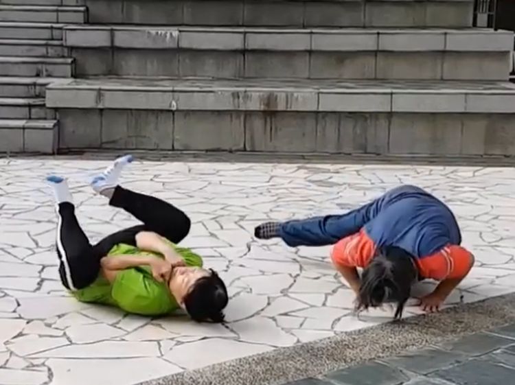 Foto: Hebatnya Dua Nenek Singapura yang Masih Kuat Olahraga Parkour