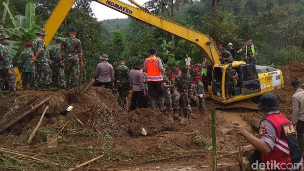 Petugas Gabungan Masih Cari 2 Korban Longsor di Cijeruk