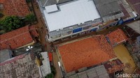 Warga Kebon Pala, Jatinegara, Jakarta Timur menanti pembangunan tanggul Kali Ciliwung. Tanggul diharapkan warga dapat mencegah banjir yang kerap terjadi.