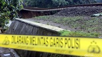 Garis polisi dipasang di lokasi longsoran.