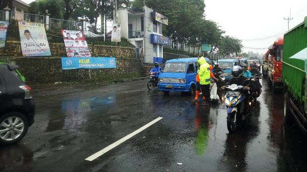Foto: Kendaraan roda dua masih diizinkan melintas. 