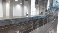 Di bagian peron penumpang kereta juga demikian, suasananya sangat sepi. Tenant-tenant penjualan yang di stasiun juga banyak yang tutup, hanya sekitar satu atau dua yang masih buka.
