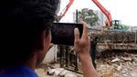 Beginilah Proses Pengangkutan Sampah di Kali Ciliwung