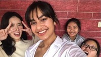 Senyuman manisnya kala berpose bersama taman-teman sekolahnya. (Dok. Instagram/kareenakaur.c)