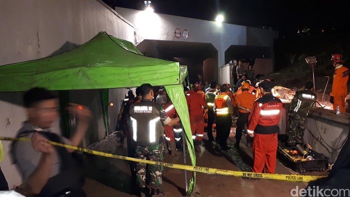 Petugas Dirikan Tenda di Lokasi Longsor Bandara Soekarno-Hatta