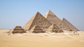 Spekulasi terhadap siapa pembuat Piramida Agung Giza, hingga keterlibatan teknologi alien di dalamnya, terus berputar hingga kini dan rutin diteliti secara ilmiah, namun tetap belum diketahui sejarah utuh dari terciptanya bangunan ini. Foto: thechive