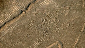 Garis-garis Nazca di padang pasir Peru memiliki ratusan bentuk yang berbeda, yang harus dilihat dari udara. Membingungkannya, suku Indian pada saat itu belum memiliki teknologi untuk terbang. Foto: thechive