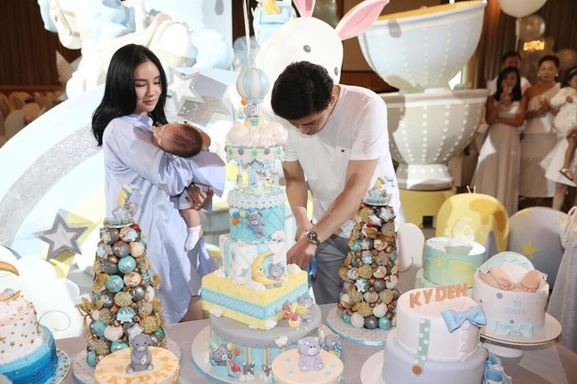 Sempat on and off dari media sosial karena hamil anak pertamanya, sosialita cantik ini memamerkan foto bayinya dan pasangannya saat menggelar pesta untuk sang anak yang berumur 99 hari. Pesta mewah untuk bayi laki-lakinya yang baru berusia 99 hari digelar di Hotel Ritz Carlton, Singapura. Foto: Instagram