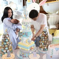 Sempat on and off dari media sosial karena hamil anak pertamanya, sosialita cantik ini memamerkan foto bayinya dan pasangannya saat menggelar pesta untuk sang anak yang berumur 99 hari. Pesta mewah untuk bayi laki-lakinya yang baru berusia 99 hari digelar di Hotel Ritz Carlton, Singapura. Foto: Instagram