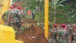Foto: Anggota Kopassus Cari Korban Longsor dengan Tenaga Dalam