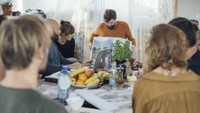 Selain menjadi ruang kerja, dua rumah terapung ini juga punya tempat tidur dan tempat memasak untuk menjalani kehidupan sehari-hari. Istimewa/Inhabitat.