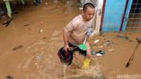 Banjir merendam RT 14/03 Kampung Pulo, Jakarta, Selasa (6/2/2018).
